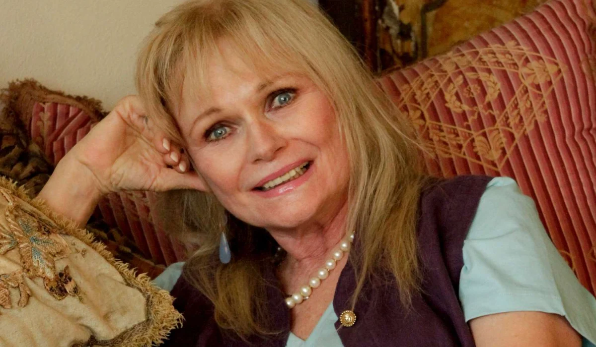  Valerie Perrine 